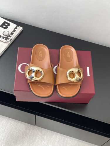 Gucci 春夏新品 金属扣凉拖 匠心打造 缀饰一眼可辨的最新设计五金扣，配以浅金色调配件 为整个设计注入一抹精致优雅气息 原版定制牛皮 内里定制羊皮 橡胶大底