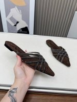 brunellocucinelli 。上新款了。 面料：进口牛绒。内里牛皮，原版扣，纯铜珠链，上脚美观大方，百分百原版开发。原版包装， 码数，36-.41..4