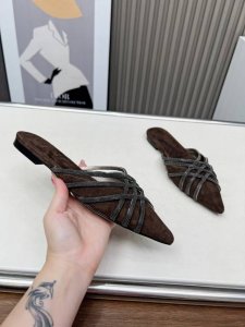 brunellocucinelli 。上新款了。 面料：进口牛绒。内里牛皮，原版扣，纯铜珠链，上脚美观大方，百分百原版开发。原版包装， 码数，36-.41..4