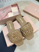 Miumiu 缪缪新款拖鞋 高品质闭眼入 超好穿搭 采用羊皮鞋面 人工缝线褶皱 羊皮垫脚内里更加柔软舒服 小字母五金Mlu Mlu 原版真皮大底 约1.5Cm