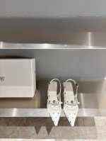 odtd爆款小金球网纱系列单鞋 简约轮廓设计 阐述自然与时髦的美妙融合 独特的光泽感以及球型金属装饰 与柔软的皮质形成独特设计 人手必备 鞋面定制网纱 意大利原