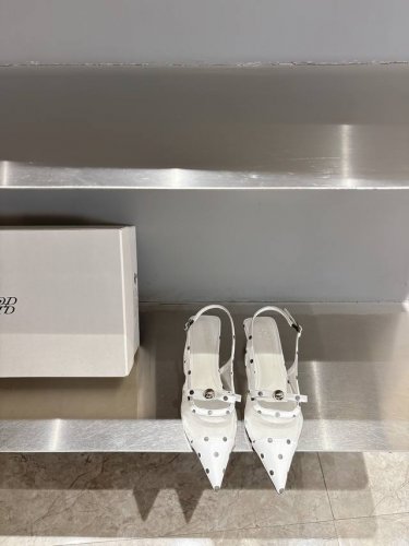 odtd爆款小金球网纱系列单鞋 简约轮廓设计 阐述自然与时髦的美妙融合 独特的光泽感以及球型金属装饰 与柔软的皮质形成独特设计 人手必备 鞋面定制网纱 意大利原
