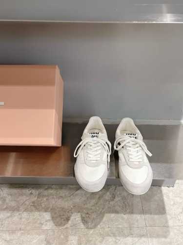 高品质 Miumiu 2024秋冬新品撞色阿甘球鞋 Miu Miu 大秀上爆出的这双球鞋 后全球各大代购官网火爆上市. 简单很随意不羁又能体现单宁美感，整双鞋子