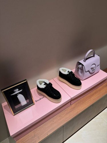 PRADA 普拉达2024秋冬新款△三角标一脚蹬羊毛鞋，厚底靴 雪地靴 双色擦色牛绒真羊羔毛棉靴雪地靴真皮沿条 双色TPU大底 材质细节可对比原版，市面普通版本