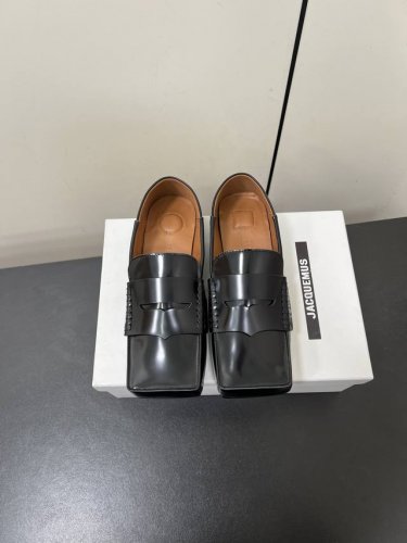 Jacquemus 25Ss方头乐福鞋 美丽且实用的早春新品，简单随意穿出时髦感，方头设计真的好时髦！牛仔裤 小裙子搭配不在话下！可可爱爱没有脑袋 四方方的 时