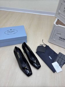 经典单鞋系列 Prada 简约设计 搭配三角标 Logo 的设计和简约的线条 很有格调 简单纯粹得色调 原版开模 舒适炸街 小牛漆皮Logo 擦色工艺 引领前沿