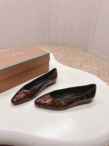Loro Piana LP 经典绝美复古女巫平底鞋极简主义风格，复古又级！简约又大气，属于非常耐看的款式！高级百搭之王一年四季春夏秋冬皆适宜鞋面采用油蜡皮内里垫