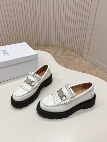Dior Cruise 2025早春系列乐福鞋 流苏小皮鞋 经典升级 充满活力与时尚态度 轻松玩转街头 青春洋溢的酷时尚风格 轻松随意的优雅风格 高定精神的奢华