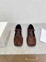 the Row 小众潮牌 25Ss春夏新款 方头T字带 平底 玛丽珍 两双金灿灿的美丽需要立马分享 超级软糯的皮子，暴走不累 软底的超级舒服 大方头超级个性 T