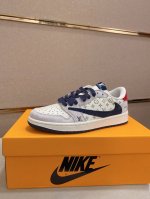 工厂P价 耐克 Nike Dunk Low 运动鞋复古板鞋，尽情迈步，彰显个性风采。采用天然皮革，经久耐穿，塑就如元年款 Dunk 般的复古质感。 鞋头透气孔，