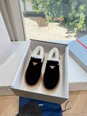 G042所见即所得代购级别市面最高版本 PRADA 普拉达2024秋冬新款△三角标一脚蹬羊毛鞋，厚底靴 雪地靴 双色擦色牛绒真羊羔毛棉靴雪地靴真皮沿条 双色TP - 点击图像关闭