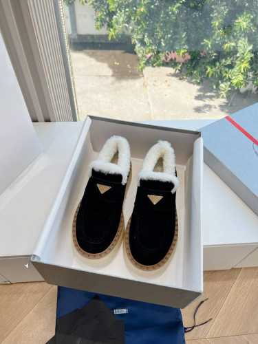 G042所见即所得代购级别市面最高版本 PRADA 普拉达2024秋冬新款△三角标一脚蹬羊毛鞋，厚底靴 雪地靴 双色擦色牛绒真羊羔毛棉靴雪地靴真皮沿条 双色TP