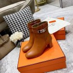 Hermes kelly 爱马仕扣短靴 H家今年新出的新鞋型相比老款，这款更百搭，更年轻时尚化。新出的鞋跟和桶位都和老款有很多不一样的改变！桶位水平线 鞋型超级