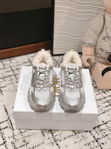 顶级品质 dior fw24 new arrival～ cd 2024 Chrono 毛毛运动鞋 看着一般，上脚贼好看绝绝子单品！ 每一个细节都是时髦焦点啊！关