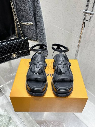 25Ss春夏新款Louis Vuiteeon Lv Maya Flatform 凉鞋防水台厚底凉鞋 本款 Maya Flatform凉鞋选用光滑牛皮革、丹宁牛仔