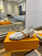 价格 最新 L家最新走秀款四季鞋、实体店同步更新、完美楦型+新元素扣子、带子油边、工艺极其繁琐、平底设计舒适、走路不累脚、原版倒模楦型，极致1:1形体，高端品质