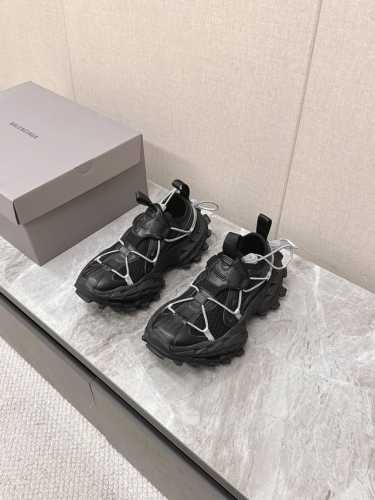 冲量价: Balenciaga 巴黎世家登山鞋老爹鞋 巴黎Hike的特点包括可调节的鞋面绳索细节 宽大的外底纹理以及延长的尖头设计 绳索不仅为鞋面增添了层次感