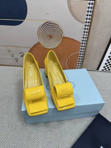 代购品质 Prada 普拉达春夏新款原版复刻 实力来袭！ 当红巨星金晨同款凉鞋，时髦百搭Nice单品，意大利专柜代购原版鞋开发，1比1照足原味复刻。今年的主题就