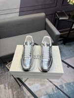专柜最新上新 顶级高端版本alexander Mcqueen 亚历山大麦昆 最新款 阔型运动鞋小白鞋休闲鞋新色！ 后尾巴真的是太有特色太好看了，一眼爱！顶级版本