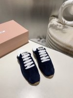 出厂价p 缪缪Miumiu2025新款 阿甘鞋 德训复古半包拖鞋 简约高级 随意搭配 上脚非常轻便舒适 鞋面原版牛皮 高丝光牛反绒拼接. 内里羊皮 原板大底一比