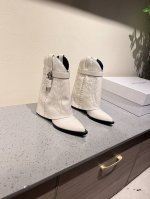 GIVENCHY纪梵希新款金属扣长靴 风靡时尚圈的裤腿靴，非纪梵希莫属 经典版型一再升级 原版1:1开发，腿部饰有皮革束带 搭配金属扣侧面饰有银色和金色饰面 不