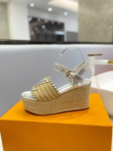 出厂 Louis *Uitton 独家新款新款发布会最新走秀款厚底凉鞋 香港原版购入一比一开模 今年的款式比去年增加了新原素 显得更为大牌 皮面款采用原版小牛皮