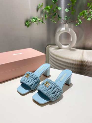 出厂价 。2025MiuMiu 春夏新款拖鞋系列 1：1开模. 欧美名媛 明星 网红款 ，亲肤柔软春夏必备款 富有时尚元素，鞋面外表电绣缪缪扣子贵气感十足， 面