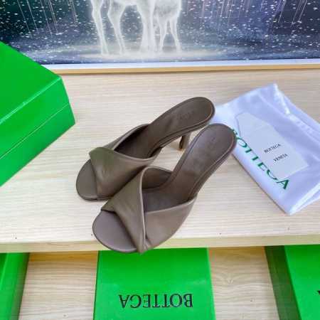 出厂 高跟8.5 Cm 系列 Bv Blink 小羊皮面 系列拖鞋 小羊皮 填充舒适海绵 深卡其色 这款经典款 简直Bv最新天花板啦 双色彩色百搭 小羊皮设计 - 点击图像关闭