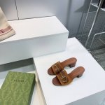 高品质出厂 顶级品质Gucci古驰2025春夏五金扣D字链条扣老花布平底 粗跟拖鞋系列 原版一比一 踮脚工艺同原版一样 中跟拖鞋 凉鞋 配最新D扣作为品牌的标志