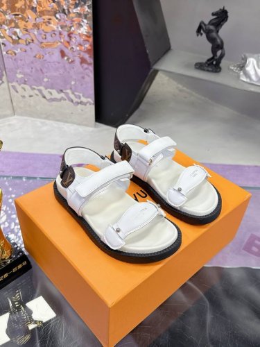 Louis Vuitton lv凉鞋系列 路易威登夏新款拖鞋火爆上市 1:1高级定制 秒杀一切仿品 原版开模Logo冲孔装饰 既时尚又美观 早春新款 顶级版本