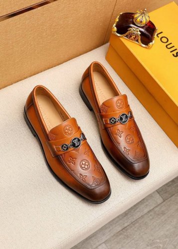 商品商标 Louis Vuitton 路易威登 休闲皮鞋 正码码数: 38-44 45.46.47订制 商品材料 精选 进口头层牛皮压花鞋面+奢华五金扣 进口头