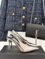厂价 alaia 阿莱亚经典金属尖头高跟鞋 女人的鞋柜里必备的尖头高跟鞋 黑发 丝袜 高跟鞋 名媛三要素 出入宴会或者酒会的绝配单品 面料采用原版定制面料 内里