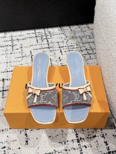 村上隆 Takashi Murakami X Louis Vuitton 25 6Am 蝴蝶结扣饰 方头露趾 高跟 一字拖 很难不怀疑是不是借鉴了唐朝的唐三彩作