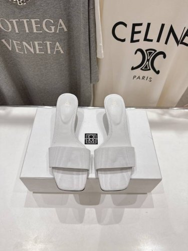 高版本出厂 小众潮物Toteme 2025Ss新款小高跟拖鞋！正品购入打版开发.#.版型绝美～ 不挑任何腿型#绝对是今年最佳之作 ！ 一定要Get到的美～上脚舒