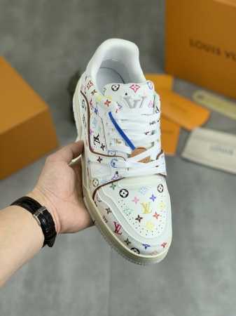 工厂价 实价 顶级版本 LOUIS VUITTON 原单 最情侣新款LV路易威登 * 顶级版本 LV经典潮鞋！选用进口原版内里.原版耐磨轻便TPU大底！高品质精 - 点击图像关闭