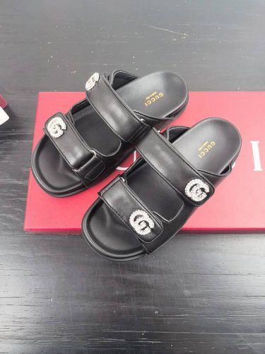 古驰新品魔术贴沙滩拖鞋 钻G扣皮面拖鞋 百搭M多裙子 裤子 网红搭配不同颜色袜子穿也超级洋气 size 35 39 40定做不退换
