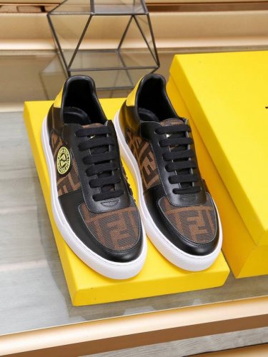 fendi 小怪兽男士休闲鞋最新元素潮爆全球，官网火爆热卖，原版鞋面采用原版头层牛皮舒服的羊皮内里。舒适以质量说话，颜色：两色可选。码数：38-44