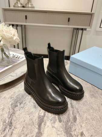Prada 普拉达 24*秋冬最新发布厚底弹力布短靴 面皮：开边珠牛皮 牛皮， 内里：进口混种羊皮里 大底：原版生胶耐磨底 厚底 码数：35～39 40、41定 - 点击图像关闭