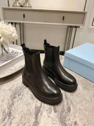 Prada 普拉达 24*秋冬最新发布厚底弹力布短靴 面皮：开边珠牛皮 牛皮， 内里：进口混种羊皮里 大底：原版生胶耐磨底 厚底 码数：35～39 40、41定