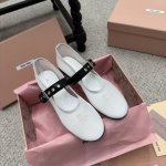 miumiu 25Ss 早春新品玛丽珍芭蕾舞网纱跳舞鞋. 秀场工艺来自Miu Miu系列的细节特写 新季的潮流要素 与此刻挚爱的概念 玛丽珍芭蕾舞传达现代风格~