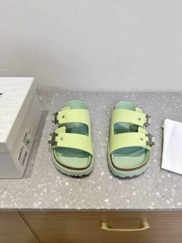 Dior X Birkenstock 联名款 Milcno凉拖鞋 鞋底上半部分是Dior的纹路 下半部分是勃肯的纹路 下面牛翻毛皮和羊毛纤维 体现联名背后的精湛