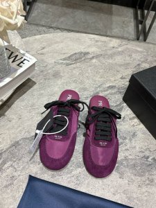Prada 普拉达春夏秀款薄底德训鞋半拖女 25ss秀款出境率最高的单品 鞋面麂皮有肌理感，内里羊皮包裹，软软糯糯的 鞋垫加厚小羊皮，踩上去无比舒适，有支撑感，
