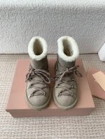 MiuMiu 缪缪2024ss秋冬走秀款 绑带羊毛小短靴雪地靴毛毛鞋 经常出现在各大时装杂志封面 各路明星、小红书博主都有钟爱 搭配绑带设计更显优雅，上脚尤为惊