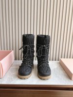 出厂 独家顶级版本 MiuMiu缪缪24ss系列，女士徽标尼龙华达呢雪地派对金属标双色厚底收缩系带羽绒雪地靴滑雪靴胖头靴！ 有轻奢的内蕴品质，自带温暖的腔调，材