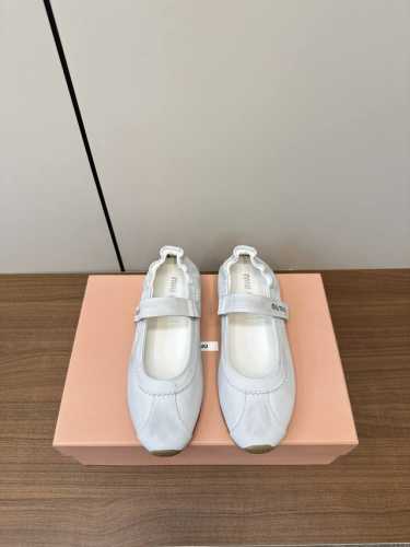 Miumiu 25Ss 早春新品玛丽珍芭蕾舞跳舞鞋 秀场工艺来自Miu Miu系列的细节特写 新季的潮流要素 与此刻挚爱的概念，玛丽珍芭蕾舞传达现代风格~ 怎么