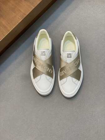 Givench*.纪梵希低帮休闲鞋，采用白色小牛皮革等材质，鞋面饰有品牌织带装饰，鞋舌品牌五金logo装饰，立体复合式拼接缝合！内里小牛皮 舒适度高！ Size - 点击图像关闭