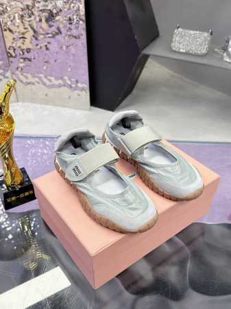 工厂P价P：310 Miumiu 缪缪 25Ss 春夏新款 饼干鞋 阿甘鞋休闲运动鞋 Miumiu最新爆款 前卫大胆的设计，Miu Miu风格融于此款厚底真丝雨 - 点击图像关闭