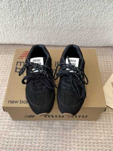P400早春Miumi*U X New Balanc*E联名走秀款 超级无敌大热门无论你如何穿搭请都不要放过这一双530系列的运动鞋 非常好搭配！ 洋气到不行时