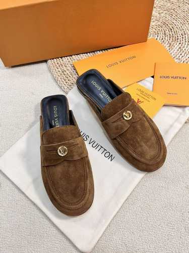 路易威登lv louis vuott on fw24 new arrival～秋冬最新款毛毛拖鞋～ 这双毛拖也是好好看！皮质的就是非常高级呀！！搭配秋冬的牛仔短