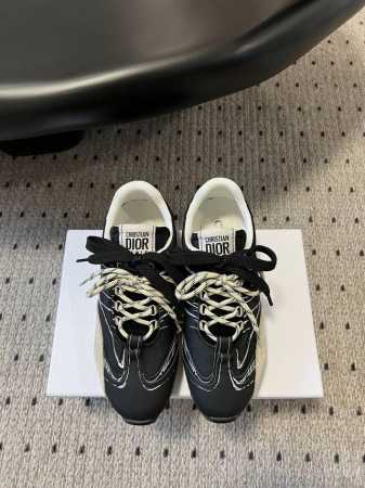 顶级版本440 Dior 25Ss D-Sketch 涂鸦运动鞋 于迪奥 25Ss 春夏成衣系列发布秀精彩亮相，彰显经典的复古美学 采用白色尼龙和牛皮革精心制作 - 点击图像关闭
